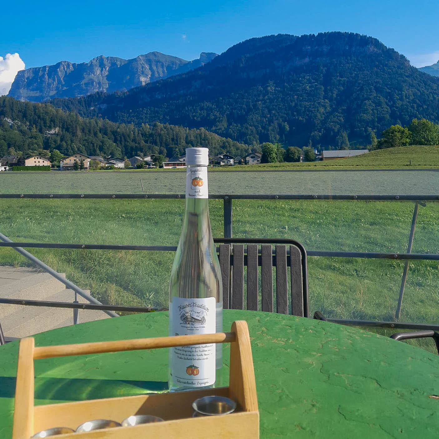 Fassade der Hütte mit Umgebung