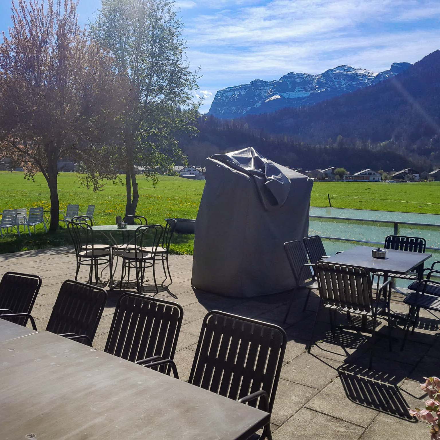 Hausansicht mit Vorplatz