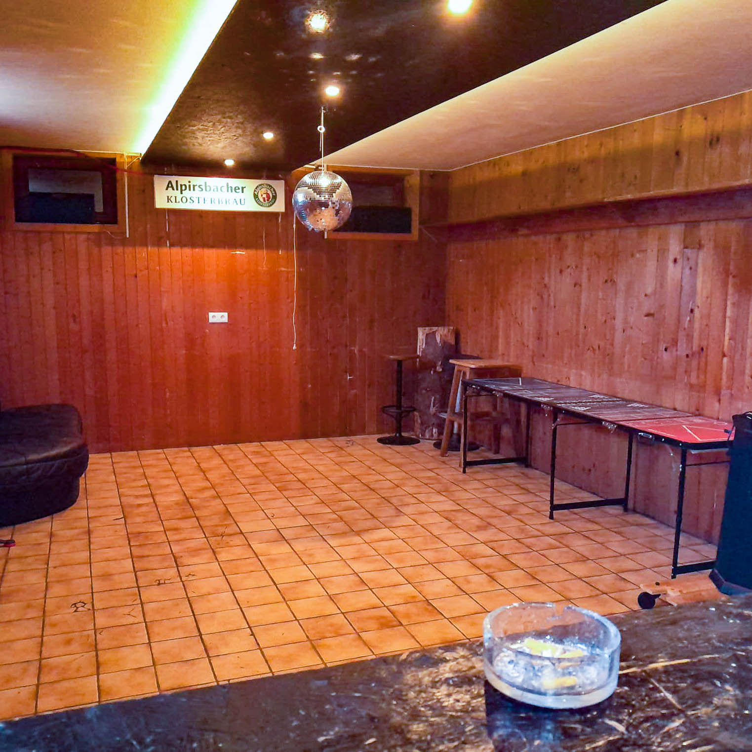 Innenraum mit Tischen und Stühlen