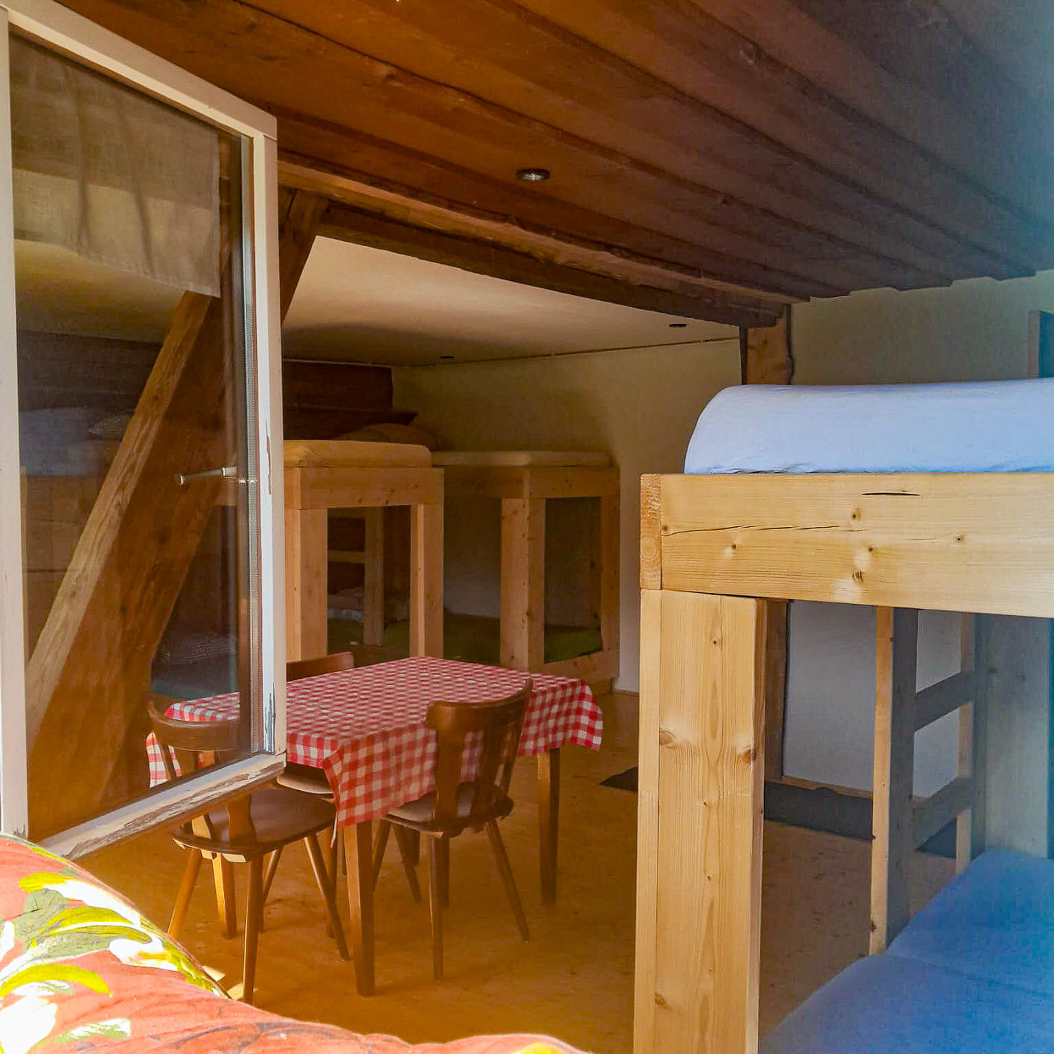 Mehrbettzimmer mit Schlafplätzen